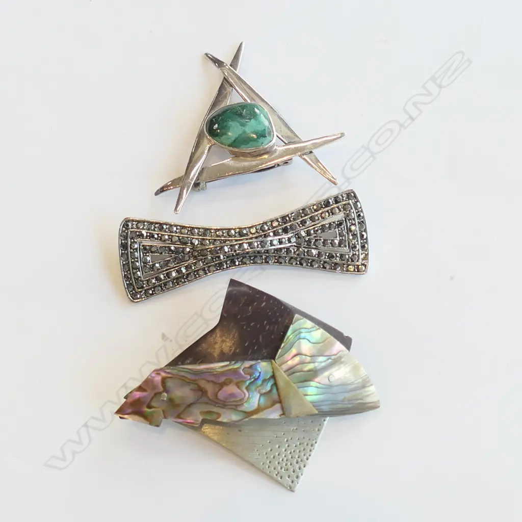 3 BROOCHES, MARCASTIE BOW L.60mm, SILVER & GREENSTONE, CONTEMPORARY PAUA & COCONUT SHELL  Image 1++