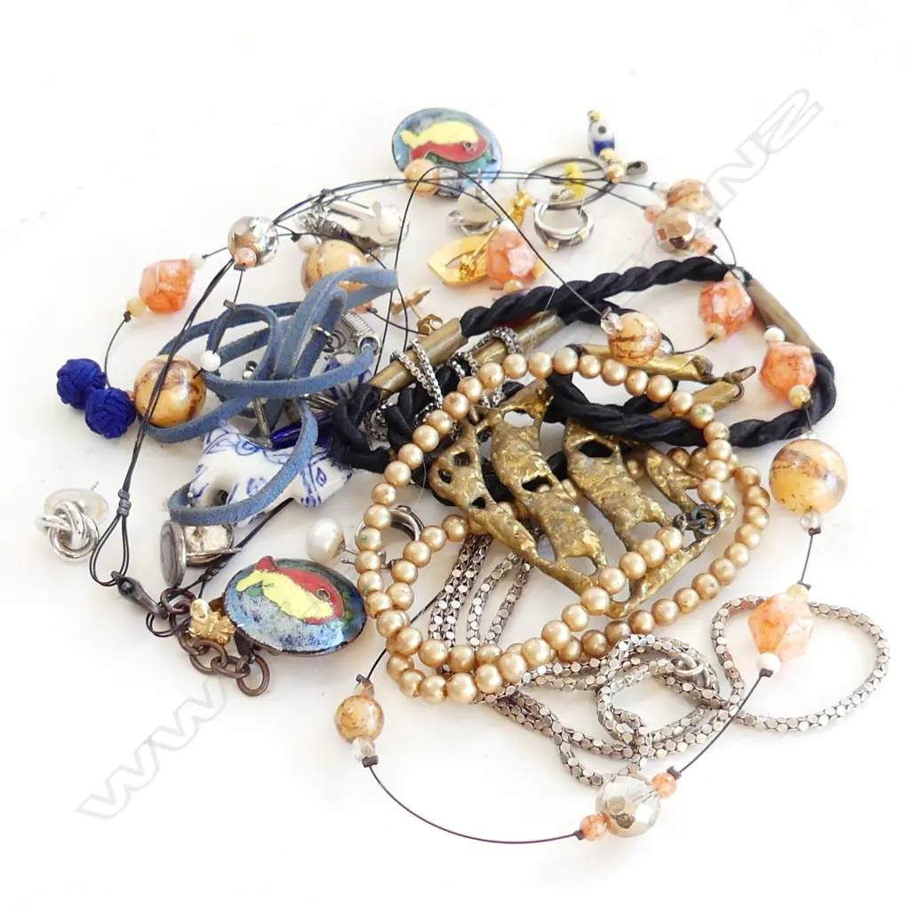 QUANTITY OF JEWELLERY INCLUDING SILVER NECKLACES SHELL BASED PEARLS AND A QUANTITY OF EARRINGS. Image 1++