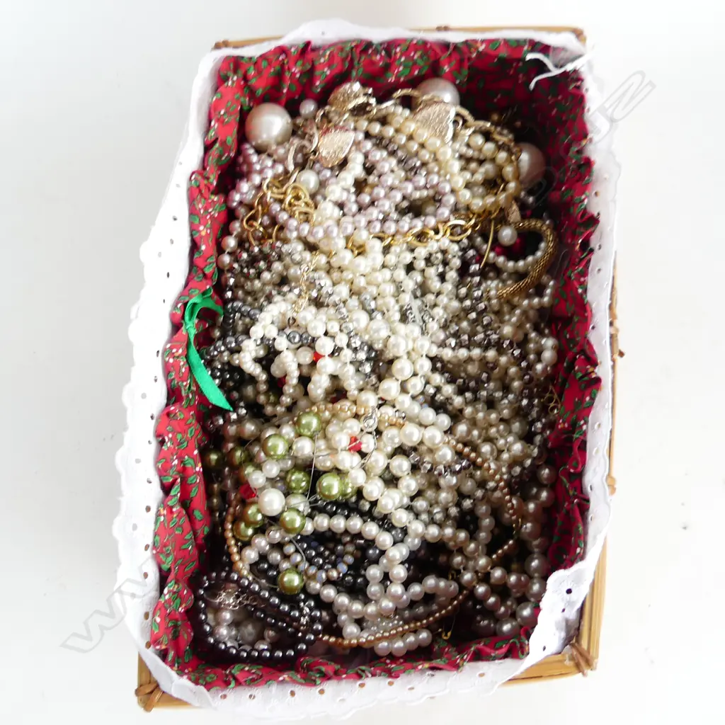 BASKET WITH LG SELECTION OF FAUX PEARL JEWELLERY  Image 1++