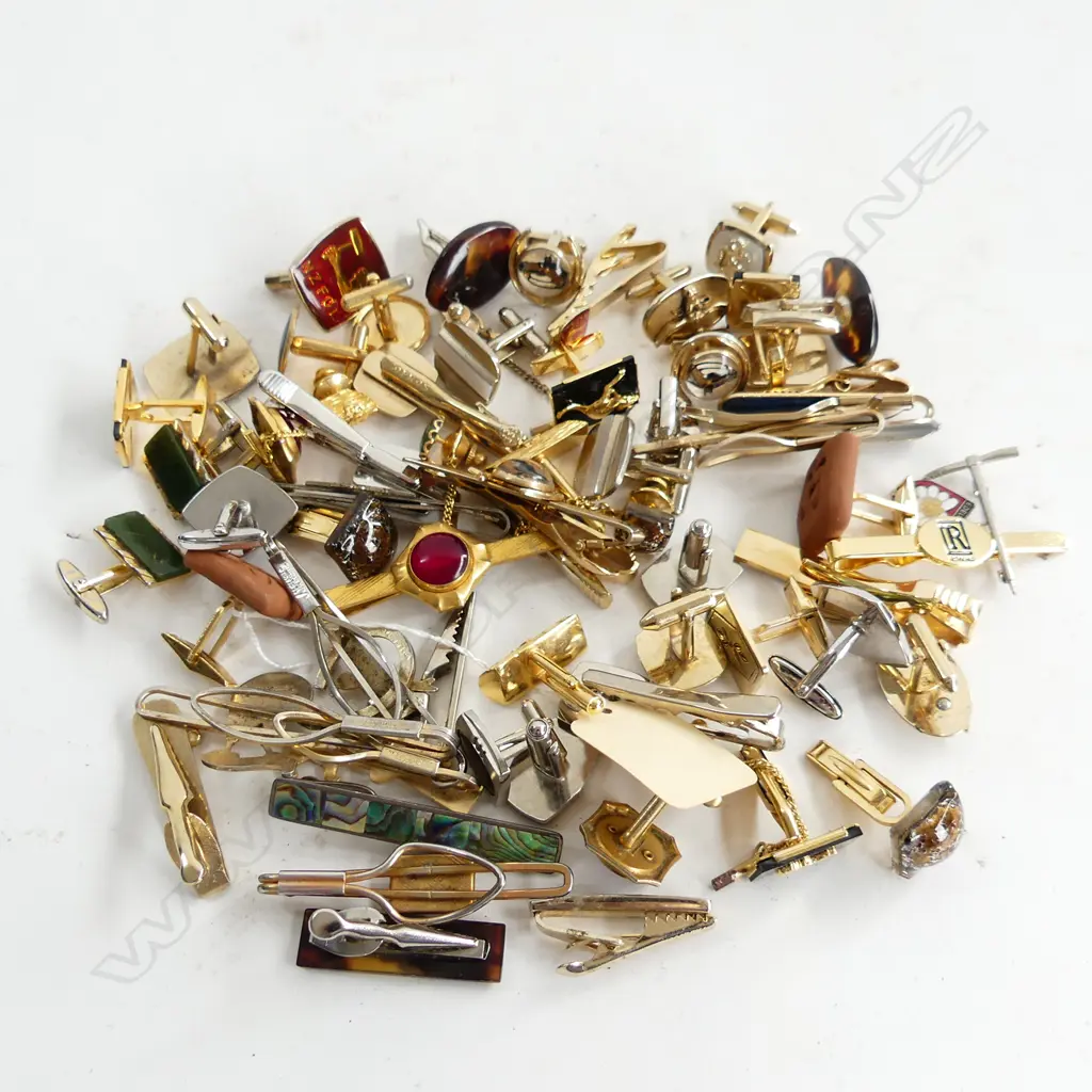 ASST. VINTAGE CUFFLINKS & MATCHING TIE BARS Image 1++
