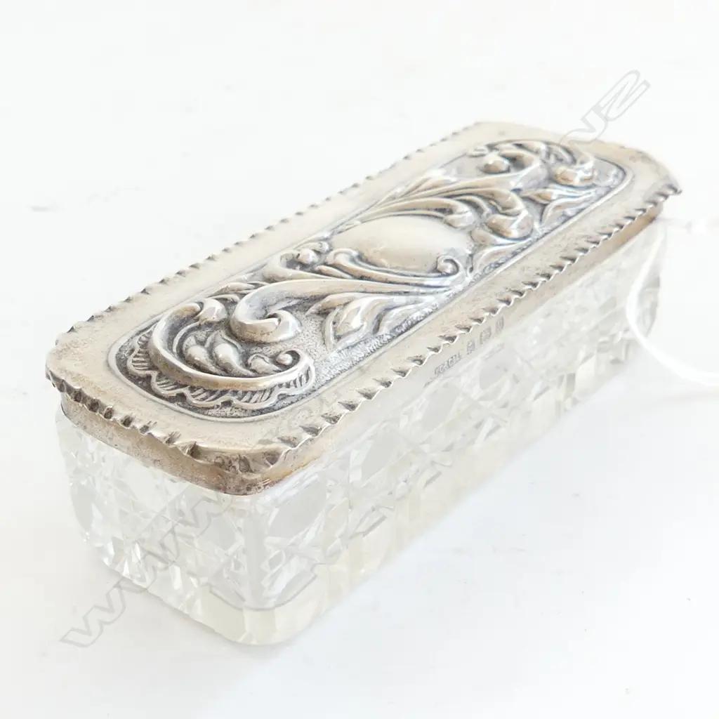 S/SILVER LIDDED DRESSINGTABLE BOX SILVER WIEGHT 24grms corners with dents Image 1++