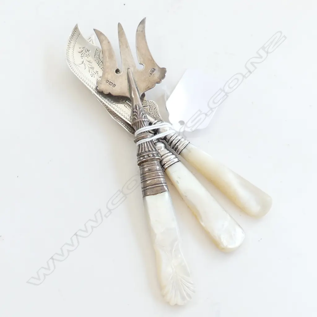 2 S/SILVER & MOP HANDLED BUTTER KNIVES & S/SILVER & MOP BREAD FORK  Image 1++