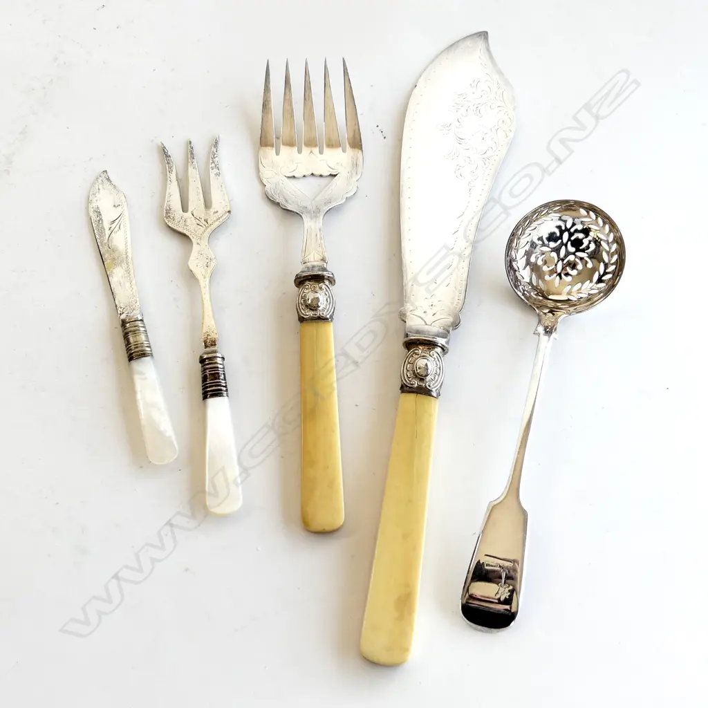 BAG ASST CUTLERY INCL. FISH SERVERS ETC.. Image 1++