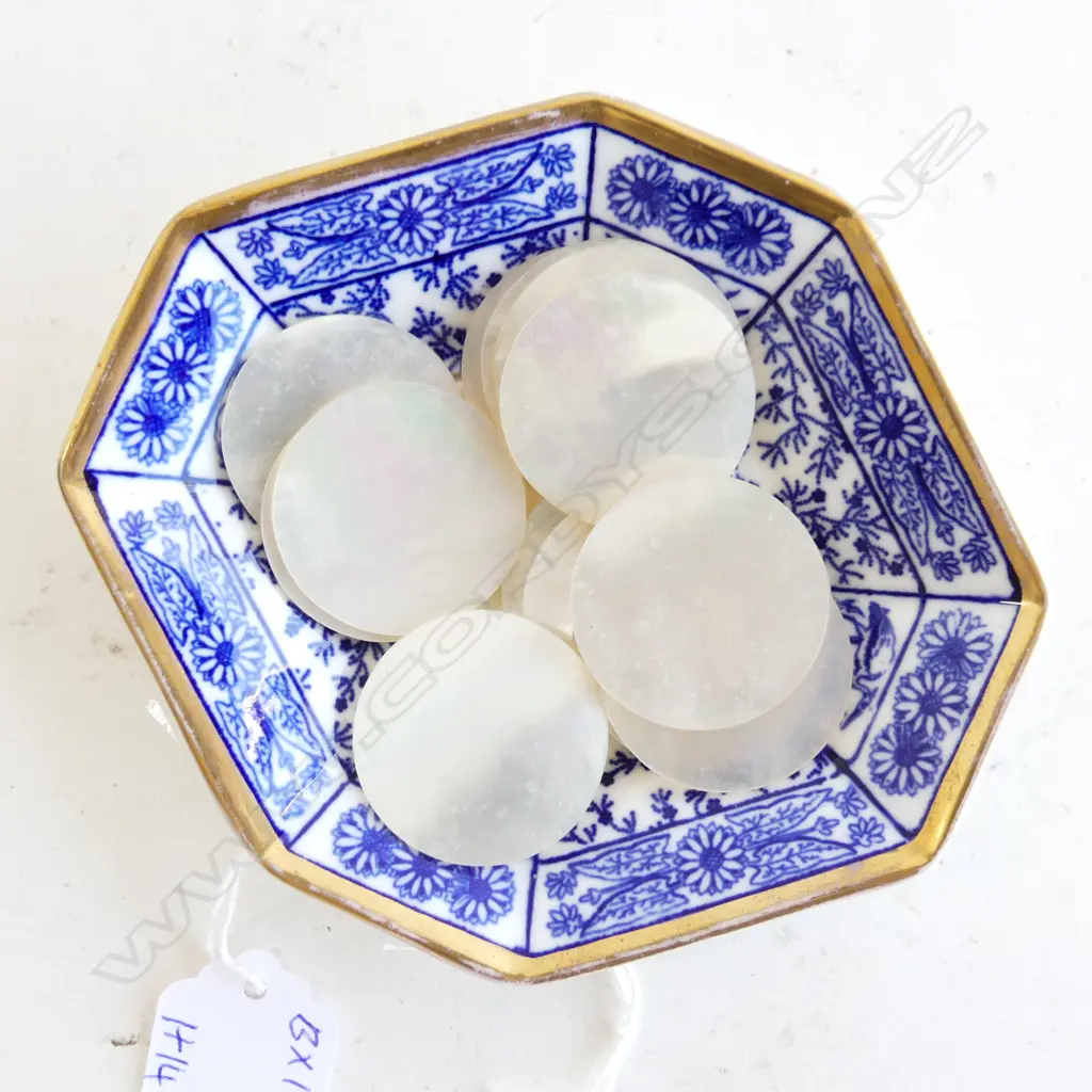 14 MOTHER OF PEARL ROUND GAMING TOKENS IN VICTORIAN DISH D. 32MM Image 1++