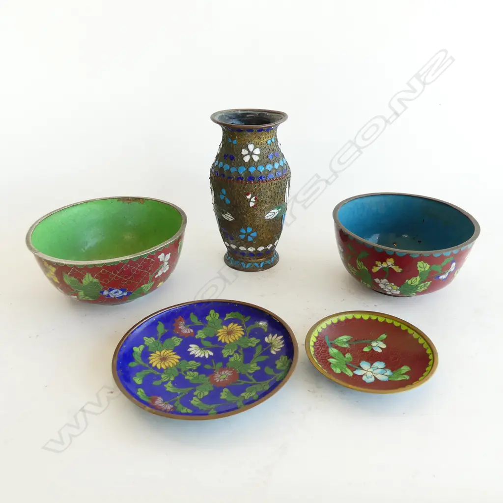 5 PIECES CHINESE CLOISONNE – VASE, TWO BOWLS & TWO DISHES Image 1++