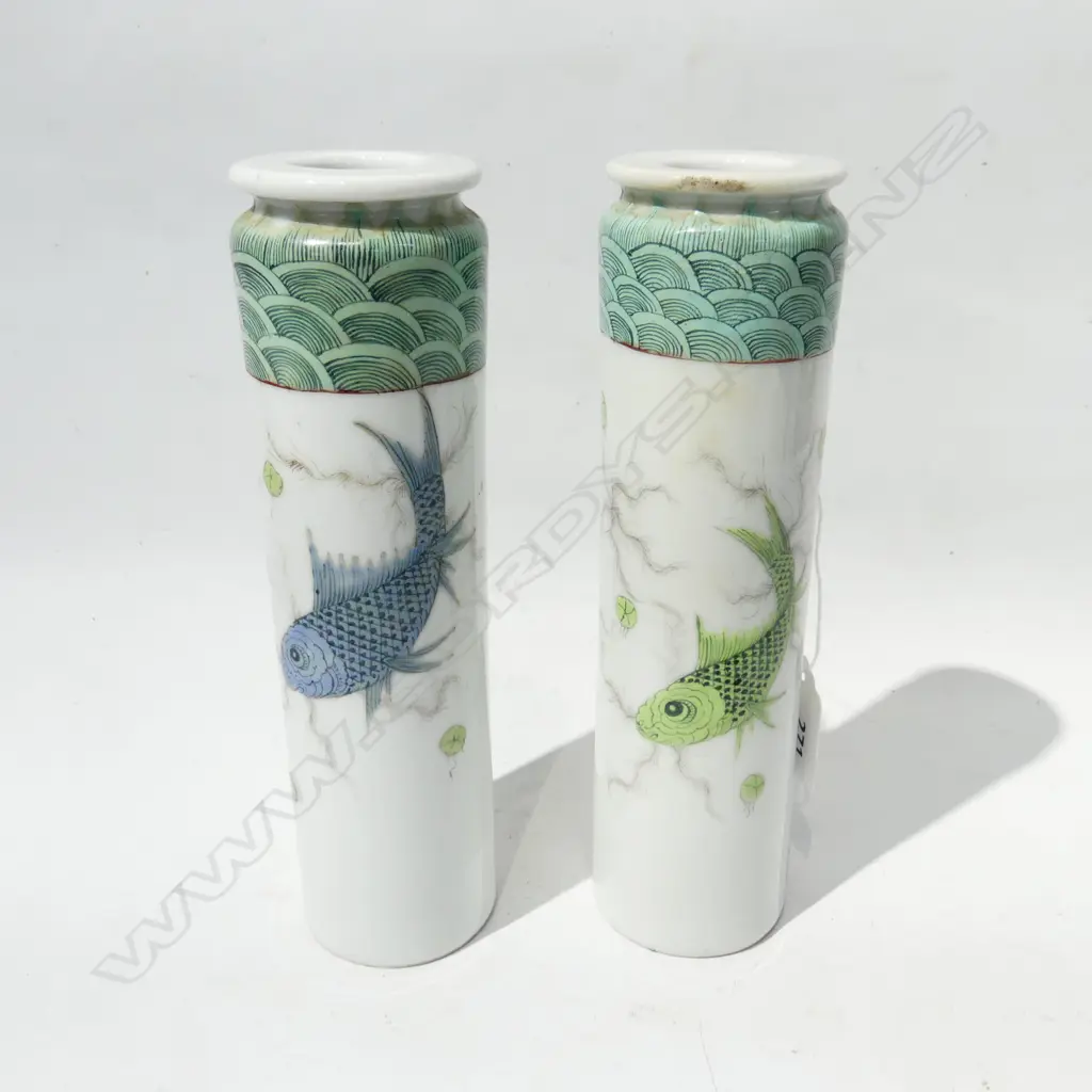 PR ANTIQUE CHINESE VASES w. FISH DESIGN H.200mm YONGZHENG 4 CHARACTER MARK Image 1++