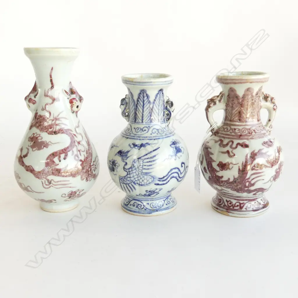 3 ORIENTAL POTTERY VASES; 2 WITH RED DRAGONS (H. 210, 170mm) & ONE BLUE & WHITE (H. 170mm) Image 1++