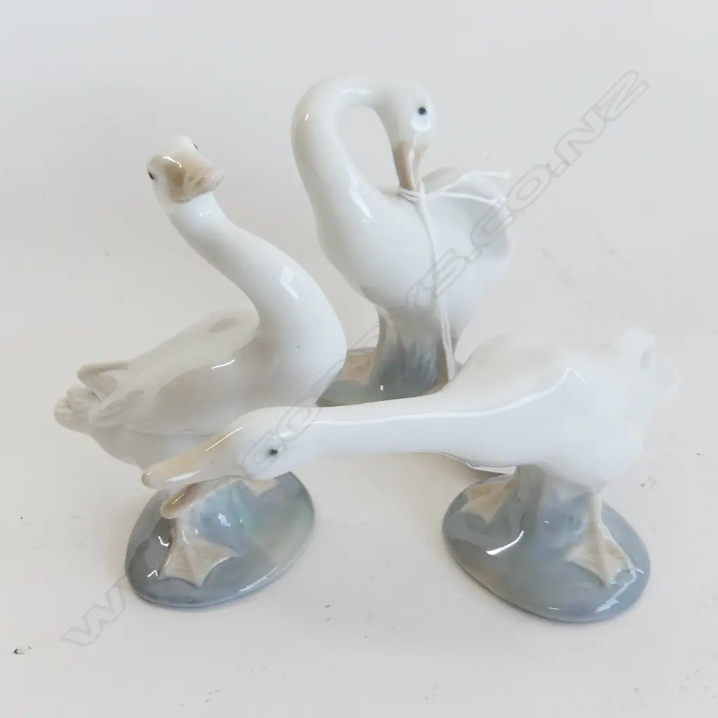 TRIO OF LLADRO GEESE H. 110, 115 & L. 170mm Image 1++