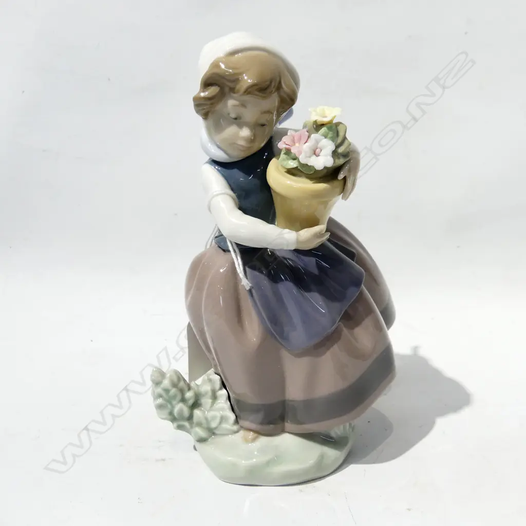 LLADRO FIGURINE; GIRL w. FLOWERS H.165mm Image 1++
