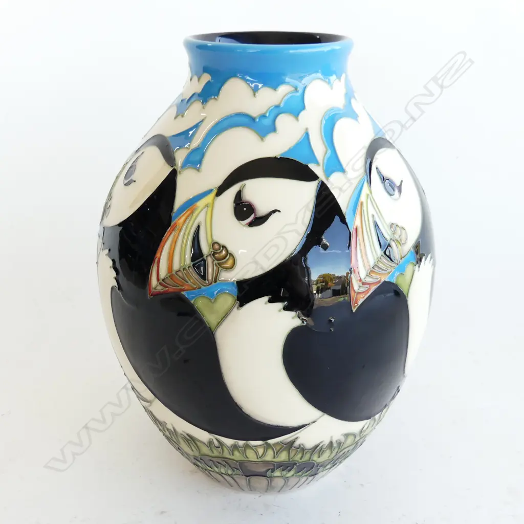 BOXED MOORCROFT VASE PUFFIN PAT H210MM Image 1++