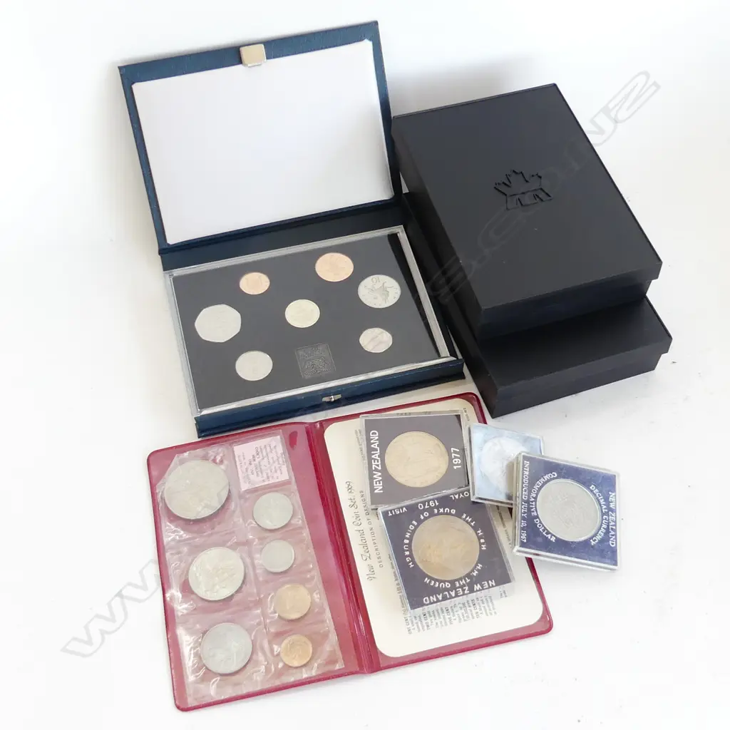 3 MINT & BOXED COIN SETS 2 CANADIAN 1 ENGLISH  COOK COMMEMRITIVE COIN SET  & 4 CASED COINS Image 1++