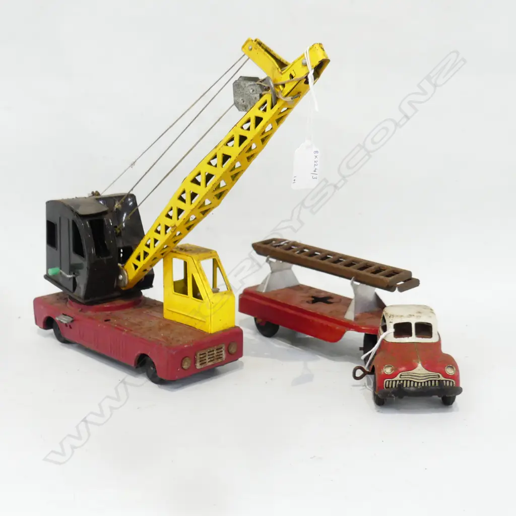 VINTAGE TIN TOY CRANE TRUCK H330MM & WALT REECH USA  FIRE TRUCK L320MM Image 1++