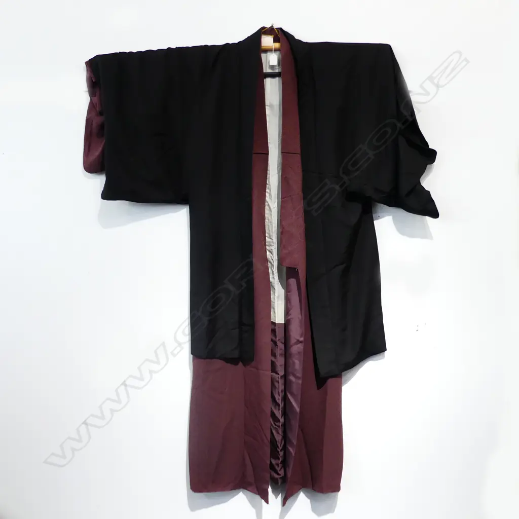 THREE VINTAGE KIMONOS VARYING LENGTHS Image 1++