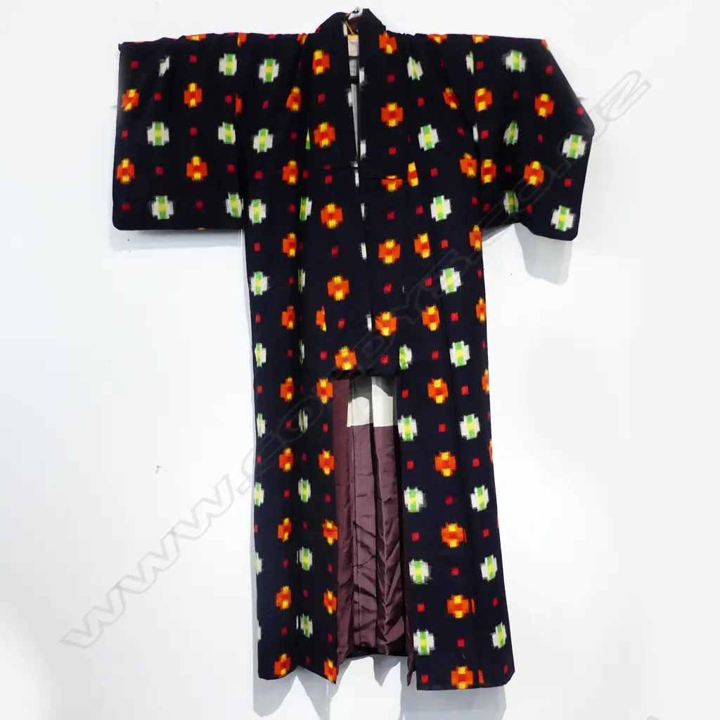 THREE VINTAGE KIMONOS VARYING LENGTHS Image 1++