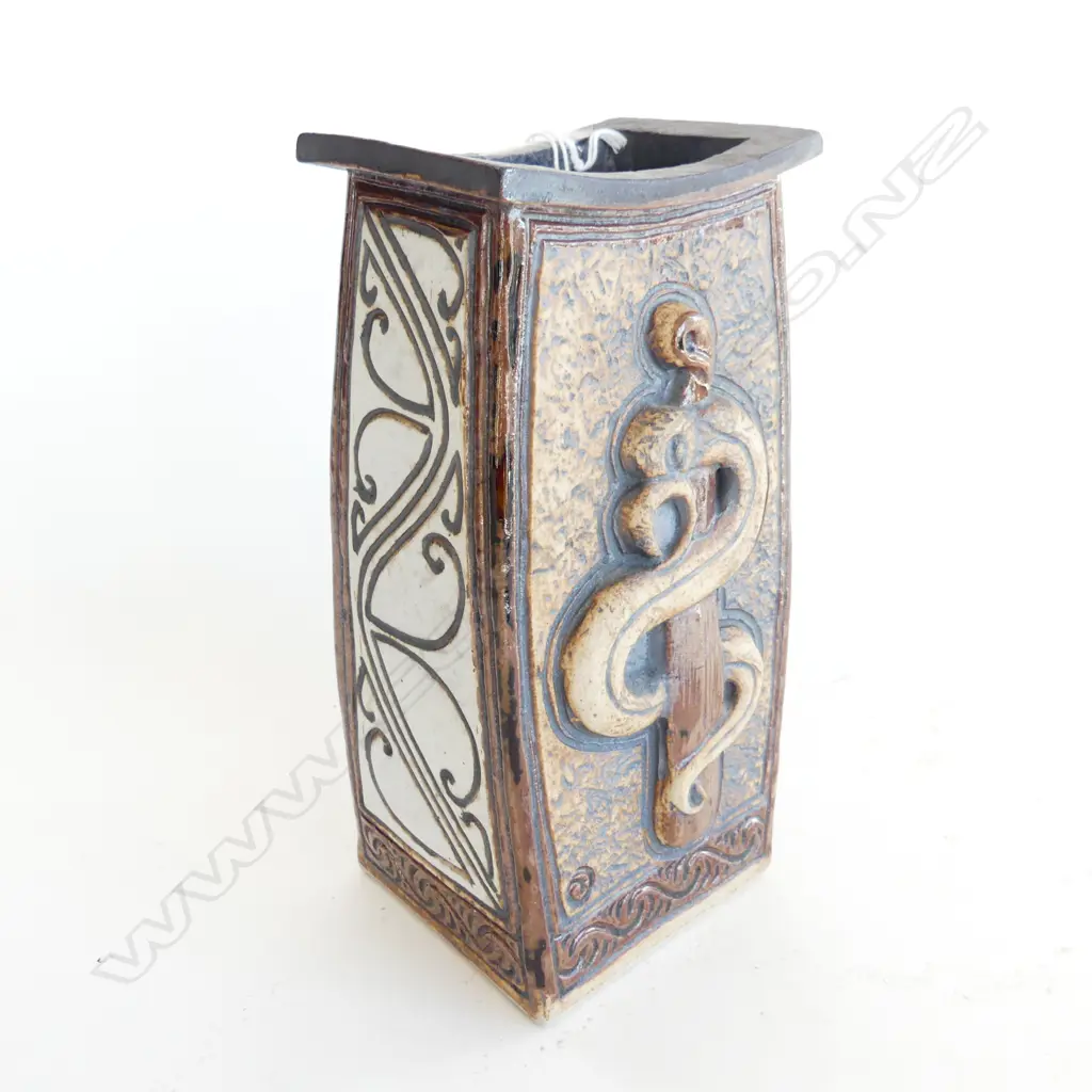STUDIO POTTERY VASE w. MAORI DESIGN H.205mm Image 1++