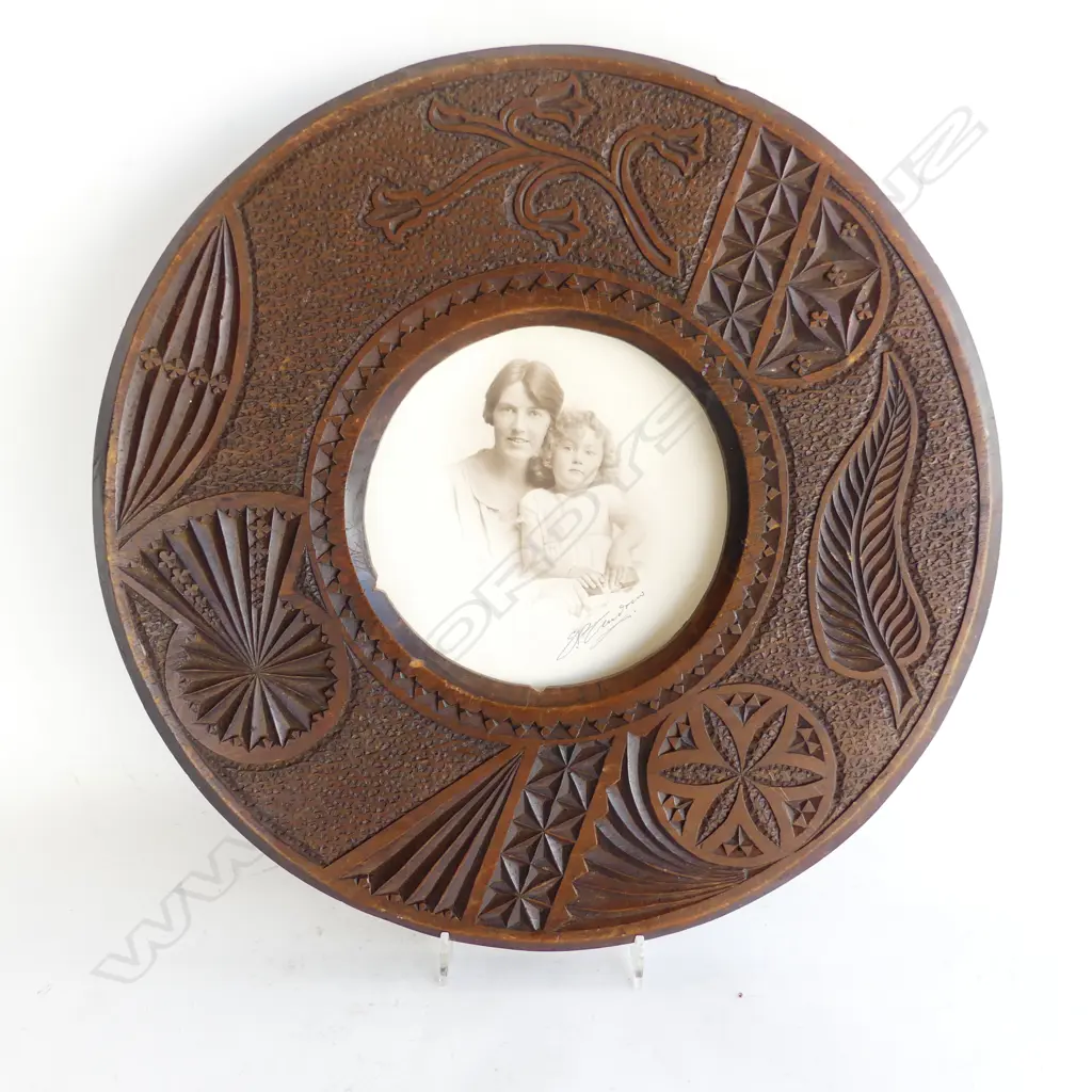 CHIP ART CARVED COLONIAL ARTS & CRAFTS KAURI FRAME Dia.345mm Image 1++