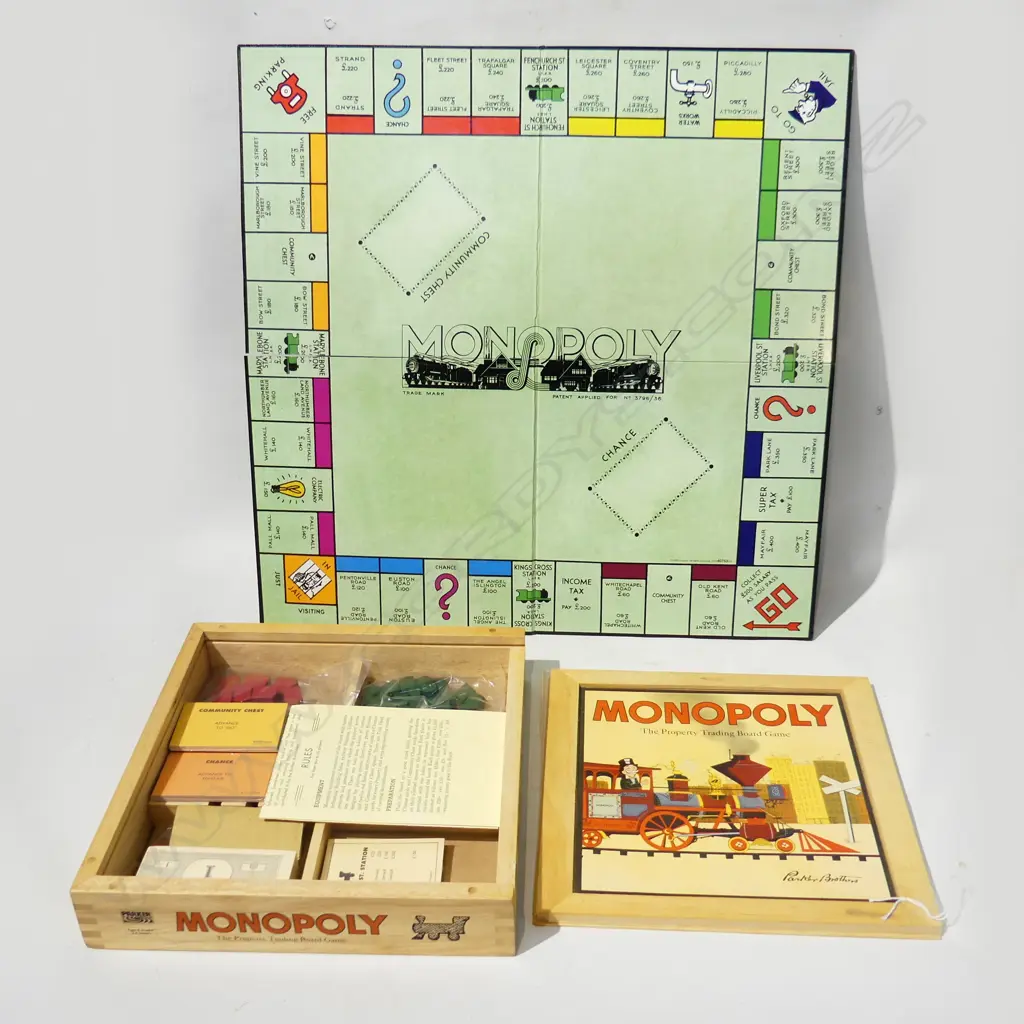 WOODEN BOXED DELUXE MONOPOLY SET Image 1++