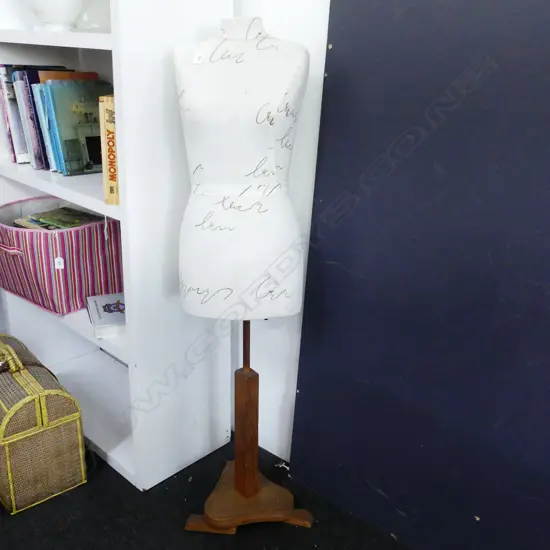 DRESS MAKER'S MANNEQUIN