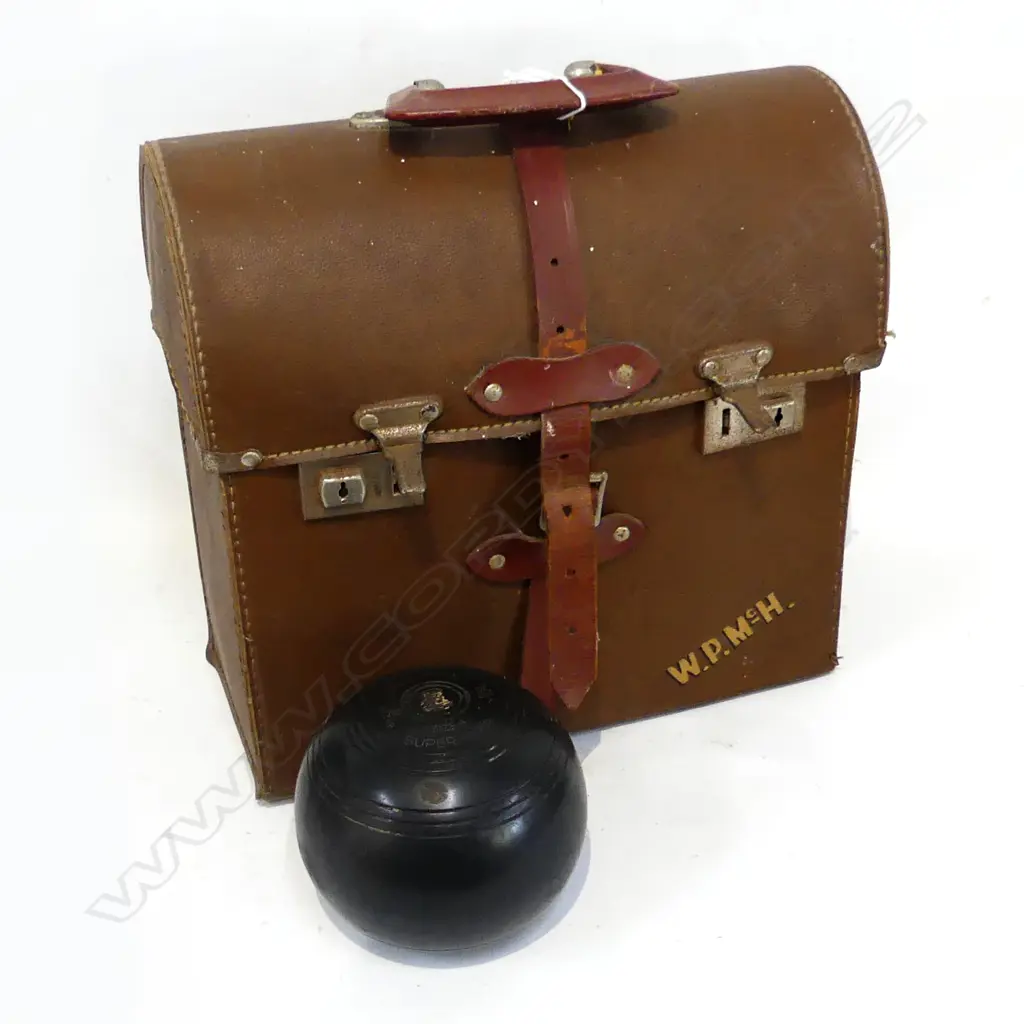 4 HENSELITE BOWLS, CASED Image 1++
