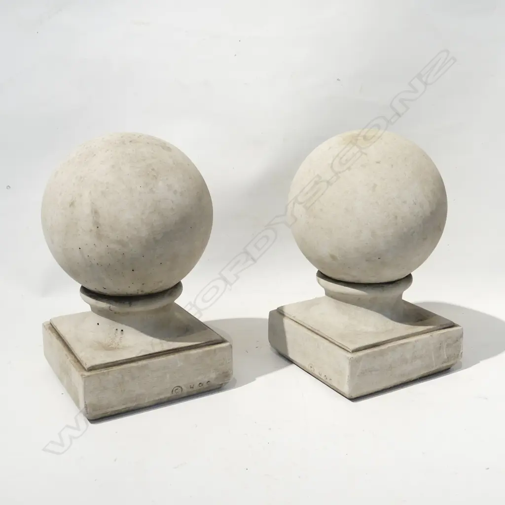 PR OF CONCRETE GARDEN SMALL BALLS ON BASES. D.160mm H. 240mm Image 1++