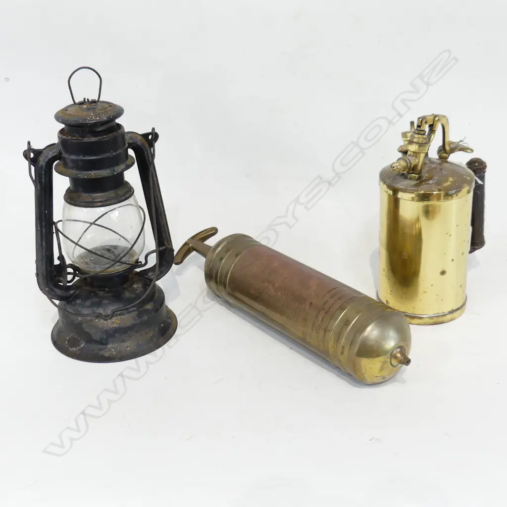 VINTAGE 'PYRENE' FIRE EXTINGUISHER, BURMOS BLOW TORCH, LANTERN Image 1++