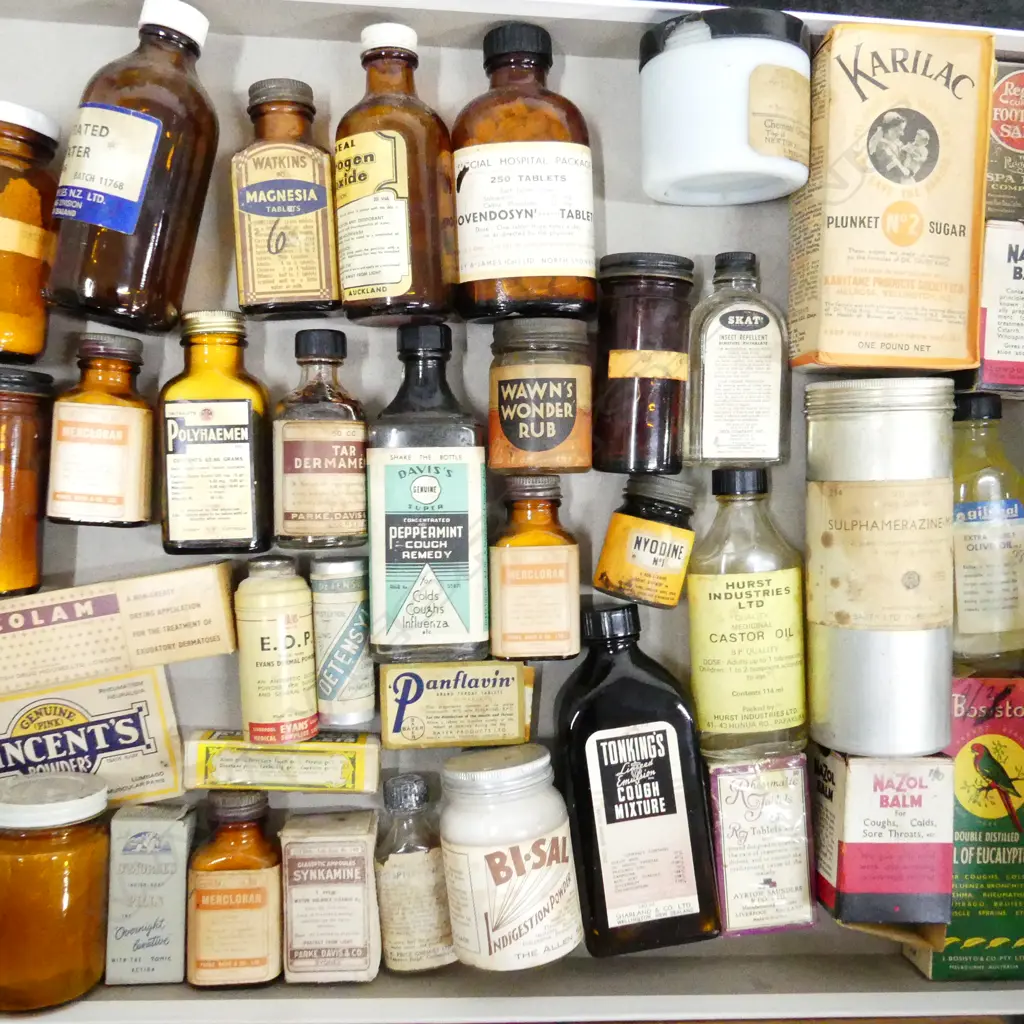 TRAY OF VINTAGE MEDICAL & PHARMACEUTICAL PACKAGING, MEDICINES, BOTTLES & CONTENTS ETC Image 1++