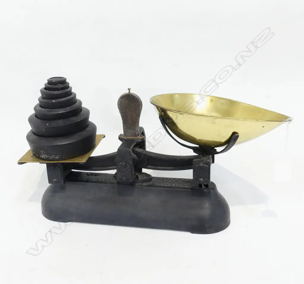 VINTAGE AVERY SCALES & 7 WEIGHTS Image 1++