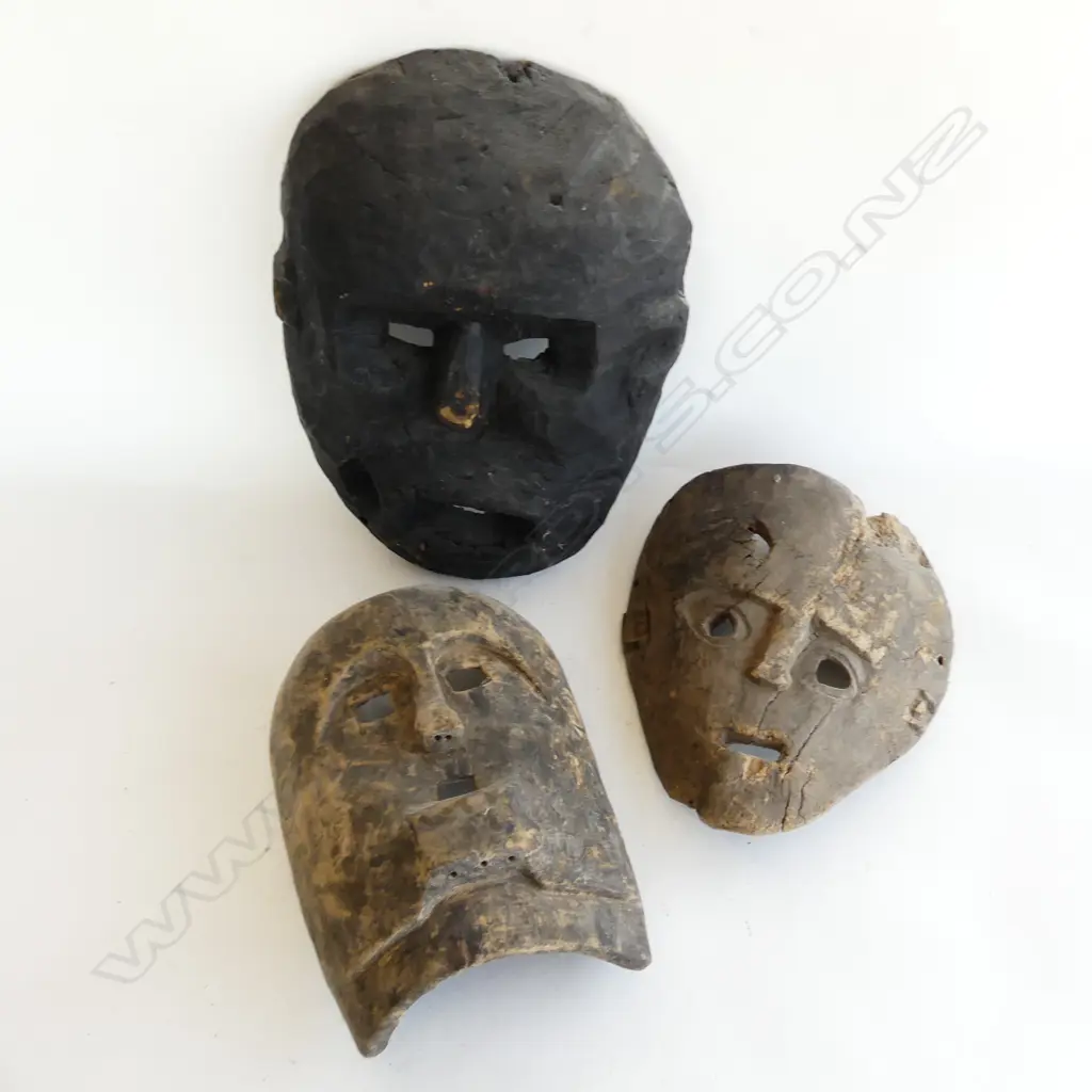 3 LG OLD TIMORESE CARVED WOODEN WALL MASKS H. 285, 270,370mm Image 1++