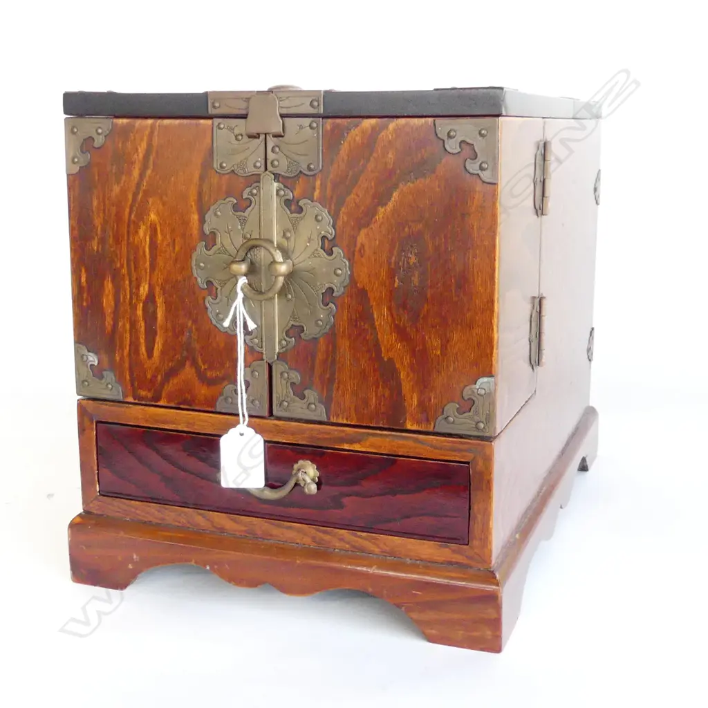 ORIENTAL DRESSING BOX w. MIRROR 270x370x300mm Image 1++