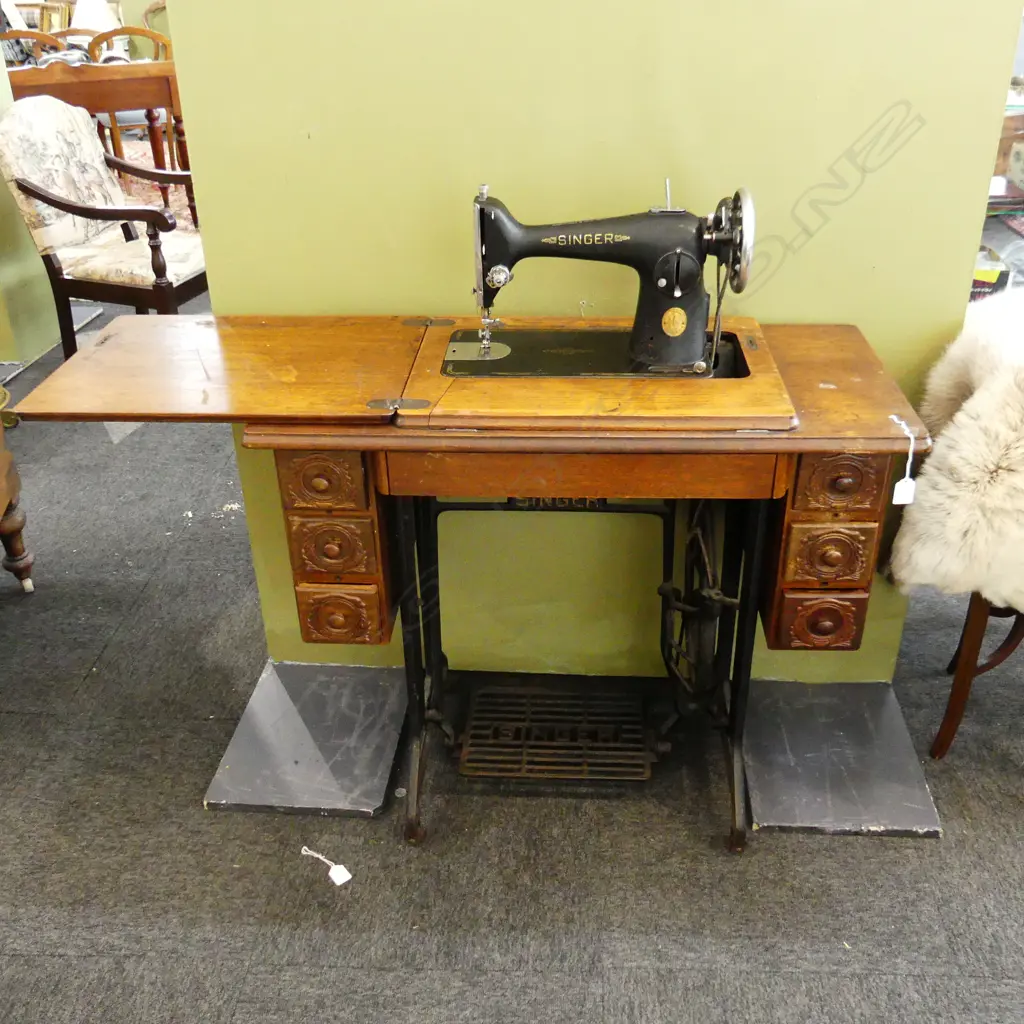VINTAGE SINGER SEWING MACHINE WITH TABLE L. 860mm Image 1++