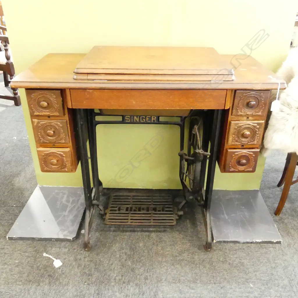 VINTAGE SINGER SEWING MACHINE WITH TABLE L. 860mm Image 1++