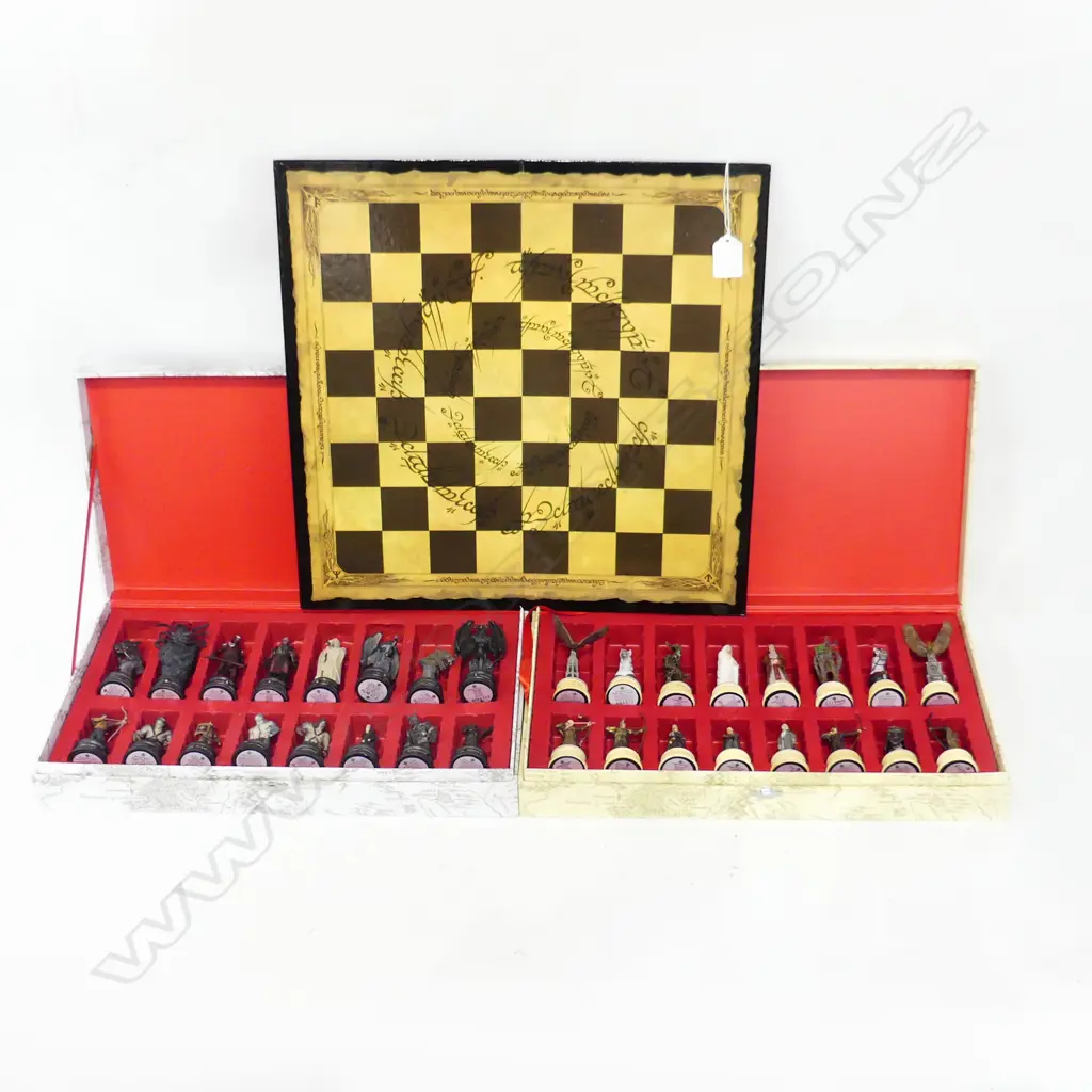LOTR CARDBOARD CHESS BOARD 410mm sq + 32 H/PAINTED LEAD FIGURINE PLAY PCES H.105mm, IN 2 CASES Image 1++