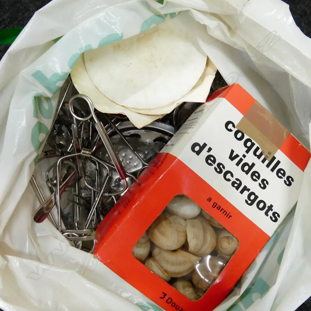 BAG OF SCALLOP SHELLS & FRENCH SNAIL SHELLS & STAINLESS SHELL BBQ HOLDERS ETC  Image 1++