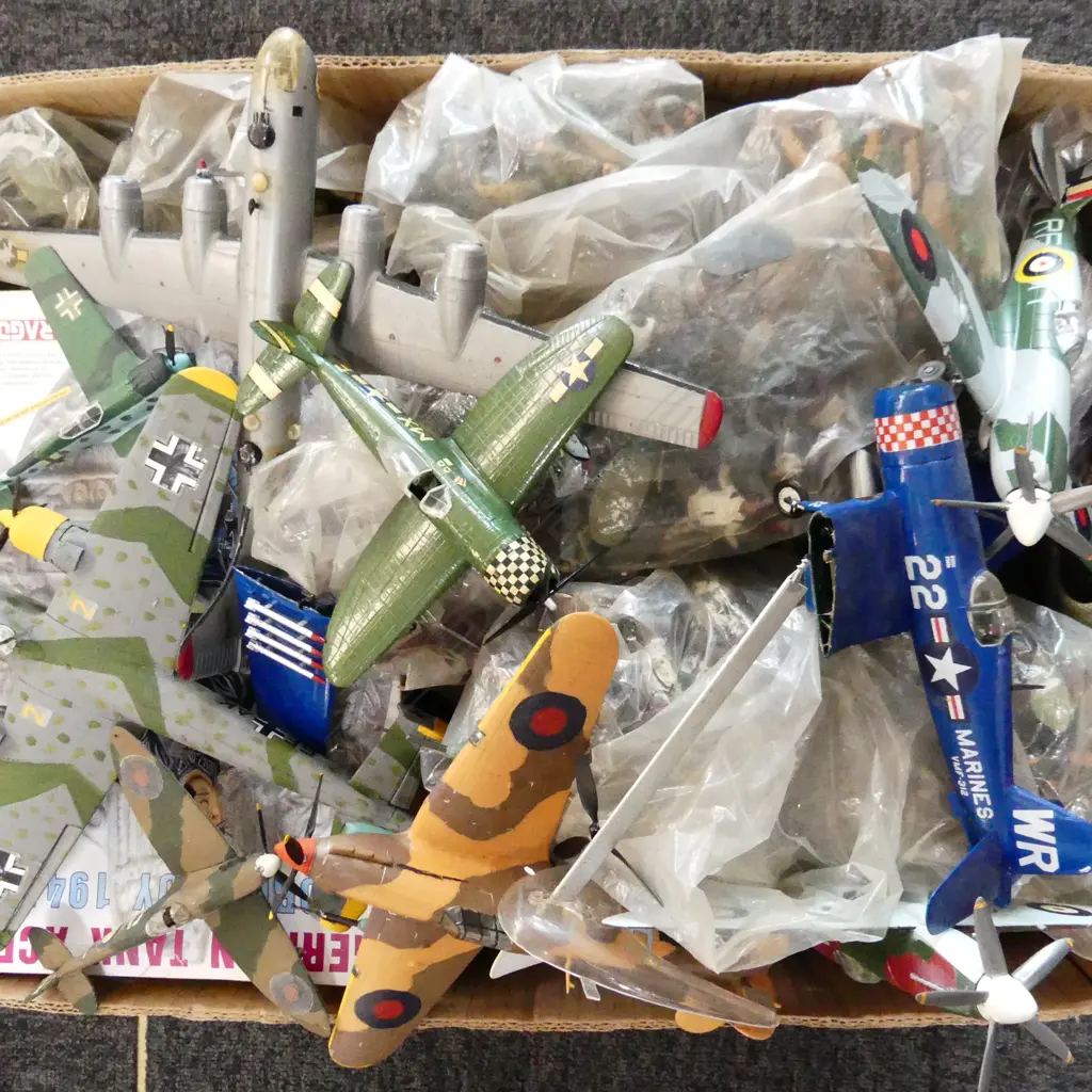 BOX LOT KHAKI CANVAS AMMO BELTS, MODEL WWII MILITARY PLANES ETC Image 1++