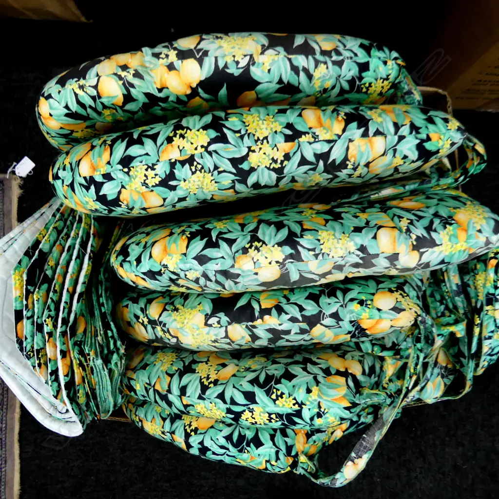 6 CHAIR PAD CUSHIONS + 6 MATCHING PLACE MATS & 6 NAPKINS Image 1++