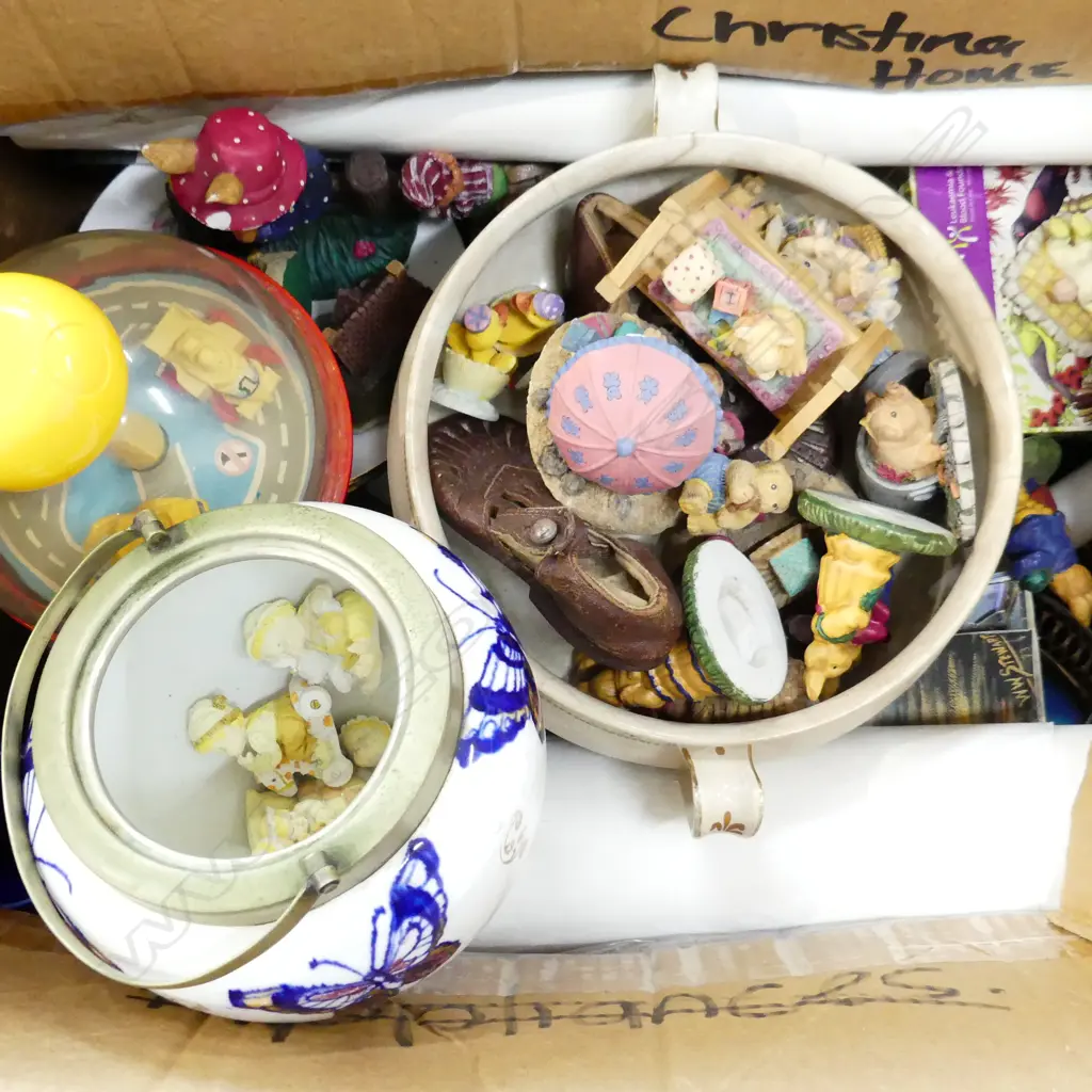 BOX LOT CSPS VASES  MINI FIGS ETC Image 1++