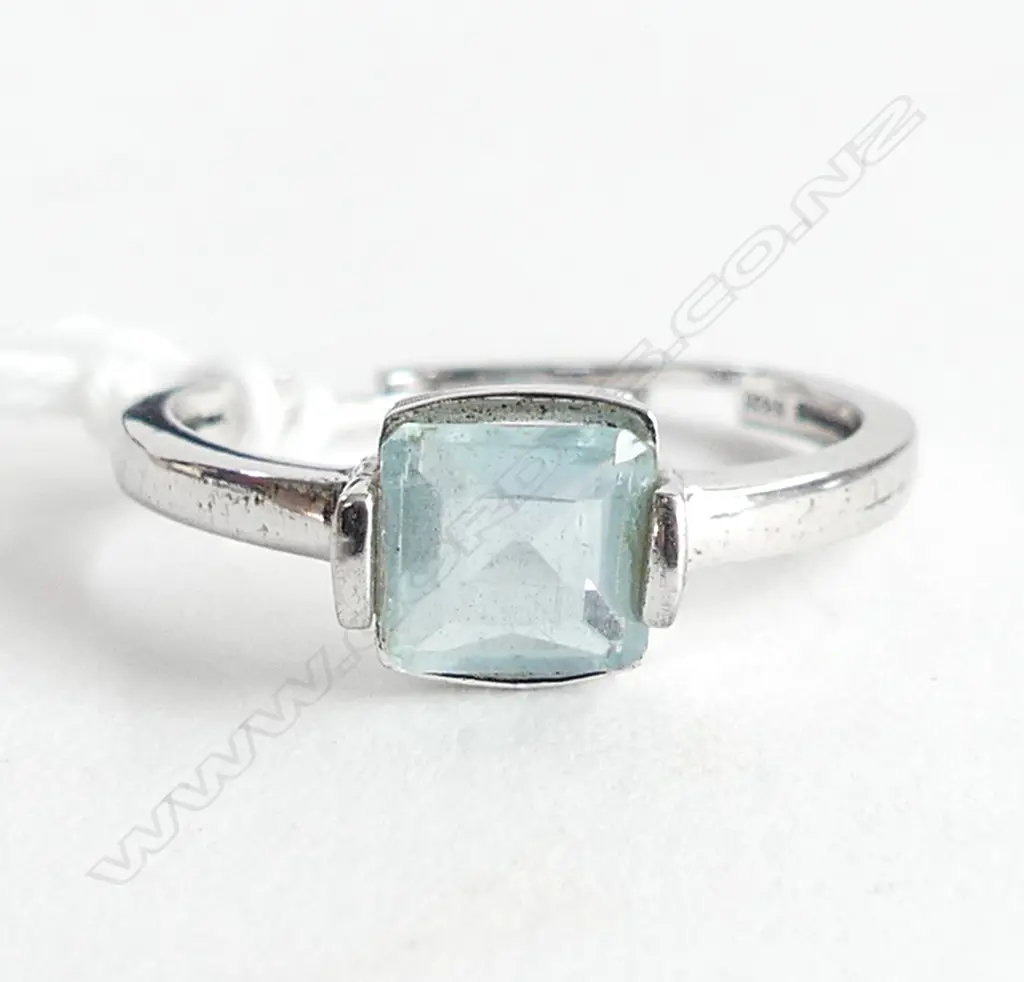 AQUAMARINE & 925 SILVER PLATED COSTUME JEWELLERY RING  Image 1++
