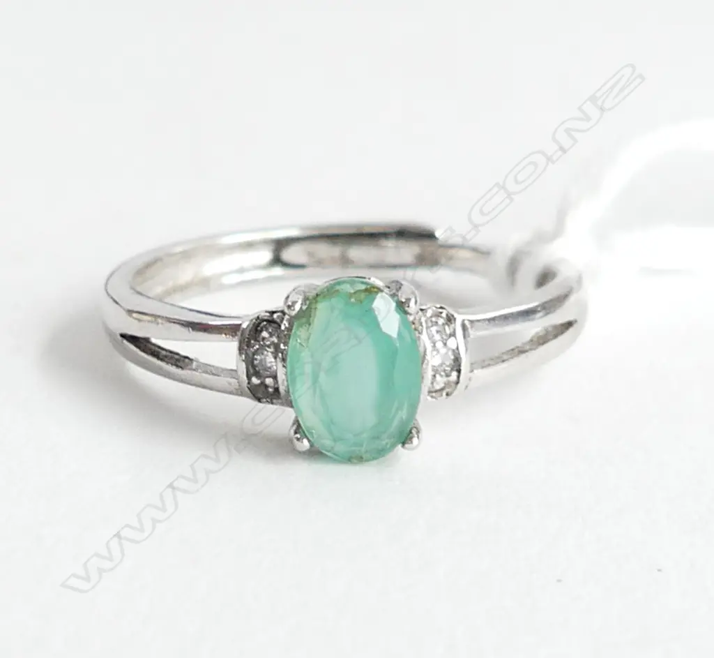 EMERALD & 925 SILVER PLATED ADJUSTABLE COSTUME JEWELLERY RING Image 1++