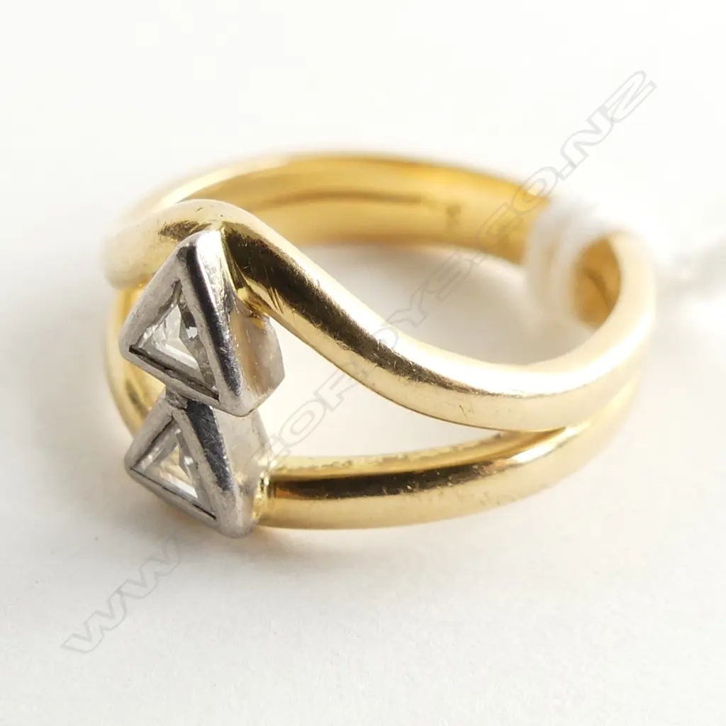 18CT RING WITH 2 X TRILLIANT CUT DIAMONDS, 4.3GMS SIZE J Image 1++