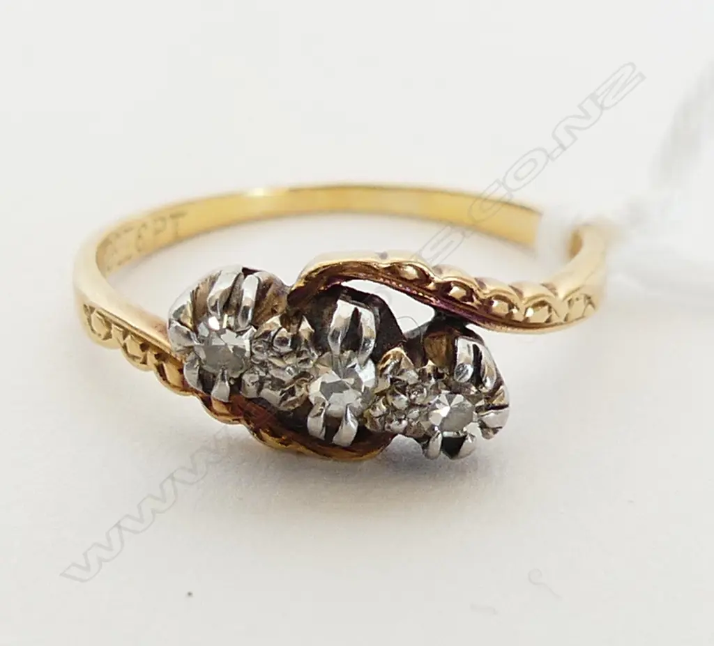 18CT GOLD & DIAMOND BAND RING 2.10GMS SIZE L Image 1++