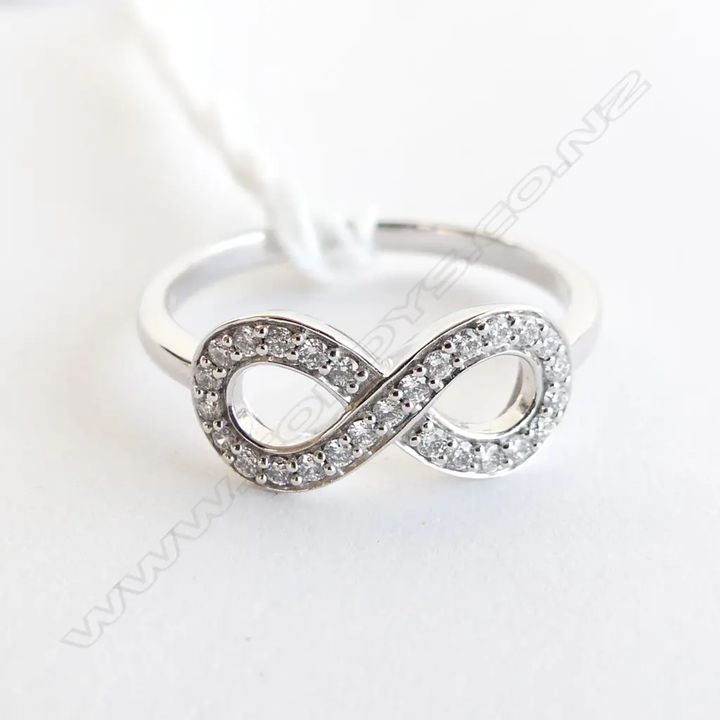 9CT WHITE GOLD & DIAMOND INFINITY RING Image 1++