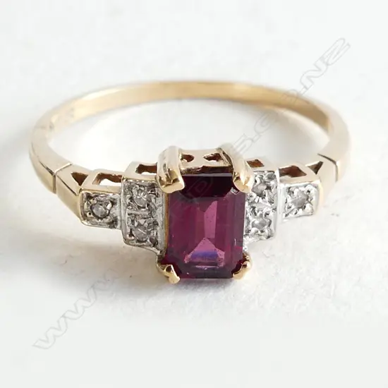 9CT RED STONE RING 1.9 GRAMS SIZE P