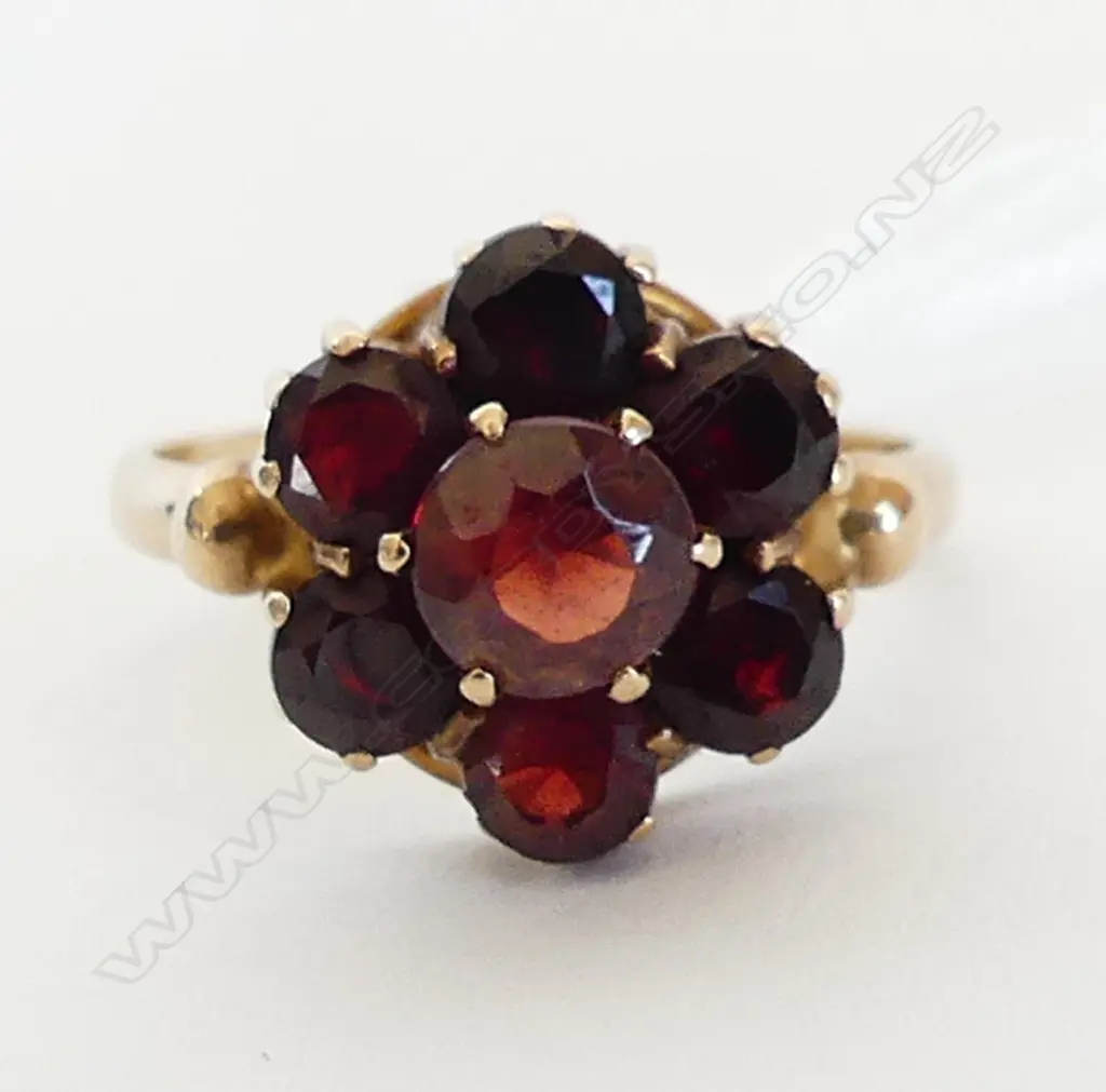 9CT GOLD & GARNET CLUSTER RING 2.94GMS Image 1++