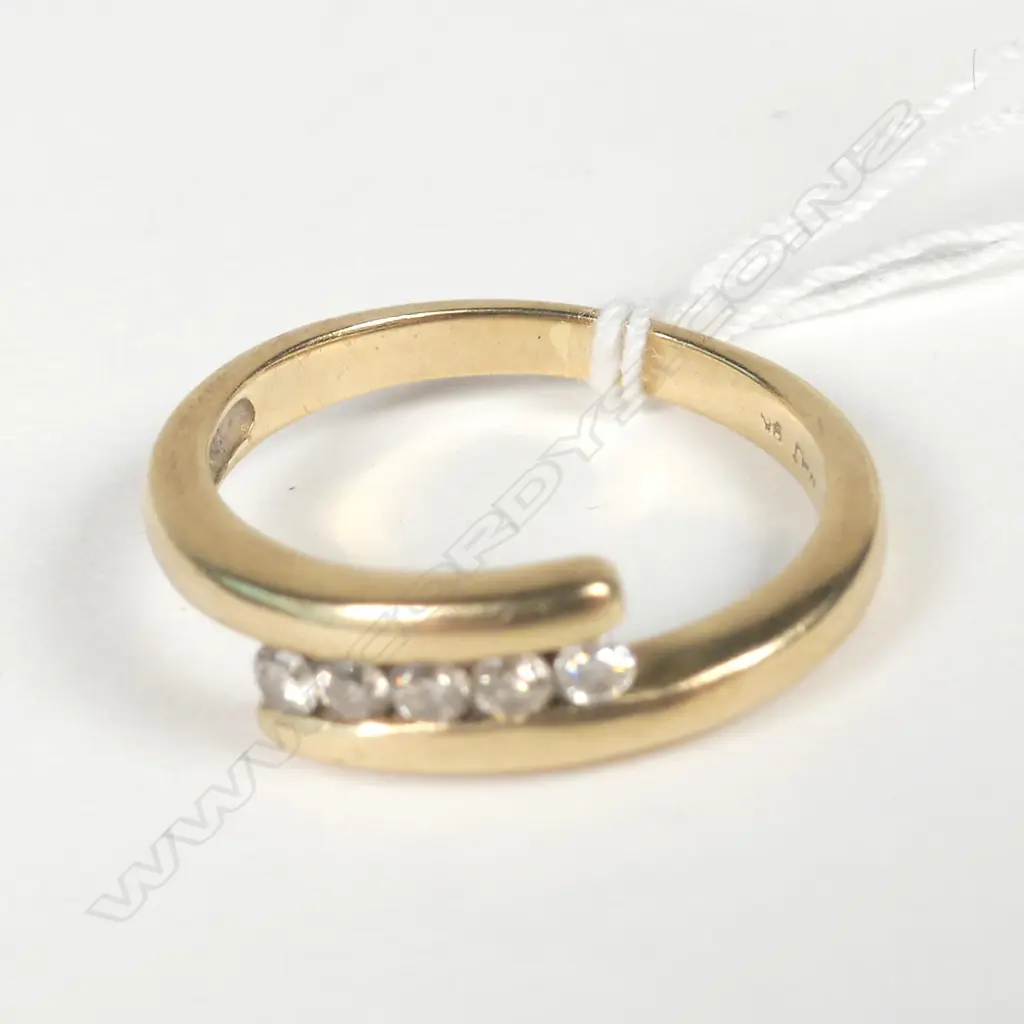 9CT 5 STONE DIAMOND RING CROSSOVER MOUNT 2.2GM SIZE L Image 1++