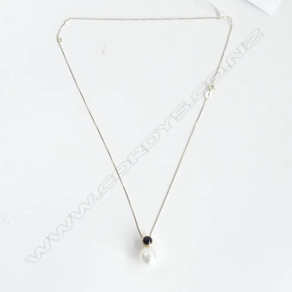 SOUTH SEA PEARL WITH ONYX MOUNT & 9CT FINE GOLD CHAIN 4.3GM Image 1++