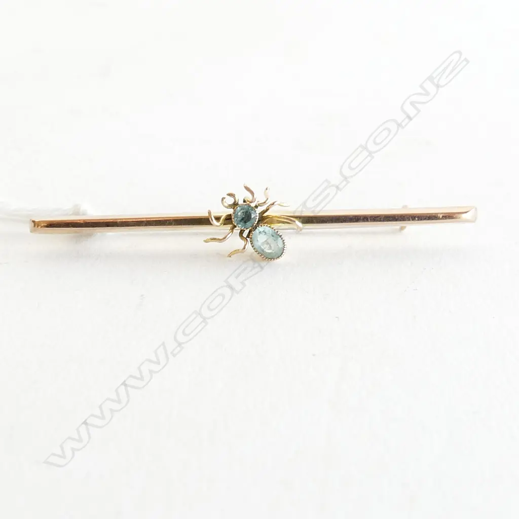 9CT GOLD BLUE STONE BUG BAR BROOCH 1.9GMS Image 1++