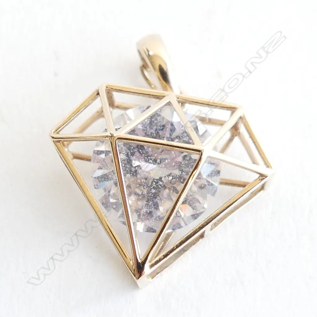 9CT PENDANT w. FAUX DIAMOND 4.0 GRAMS Image 1++