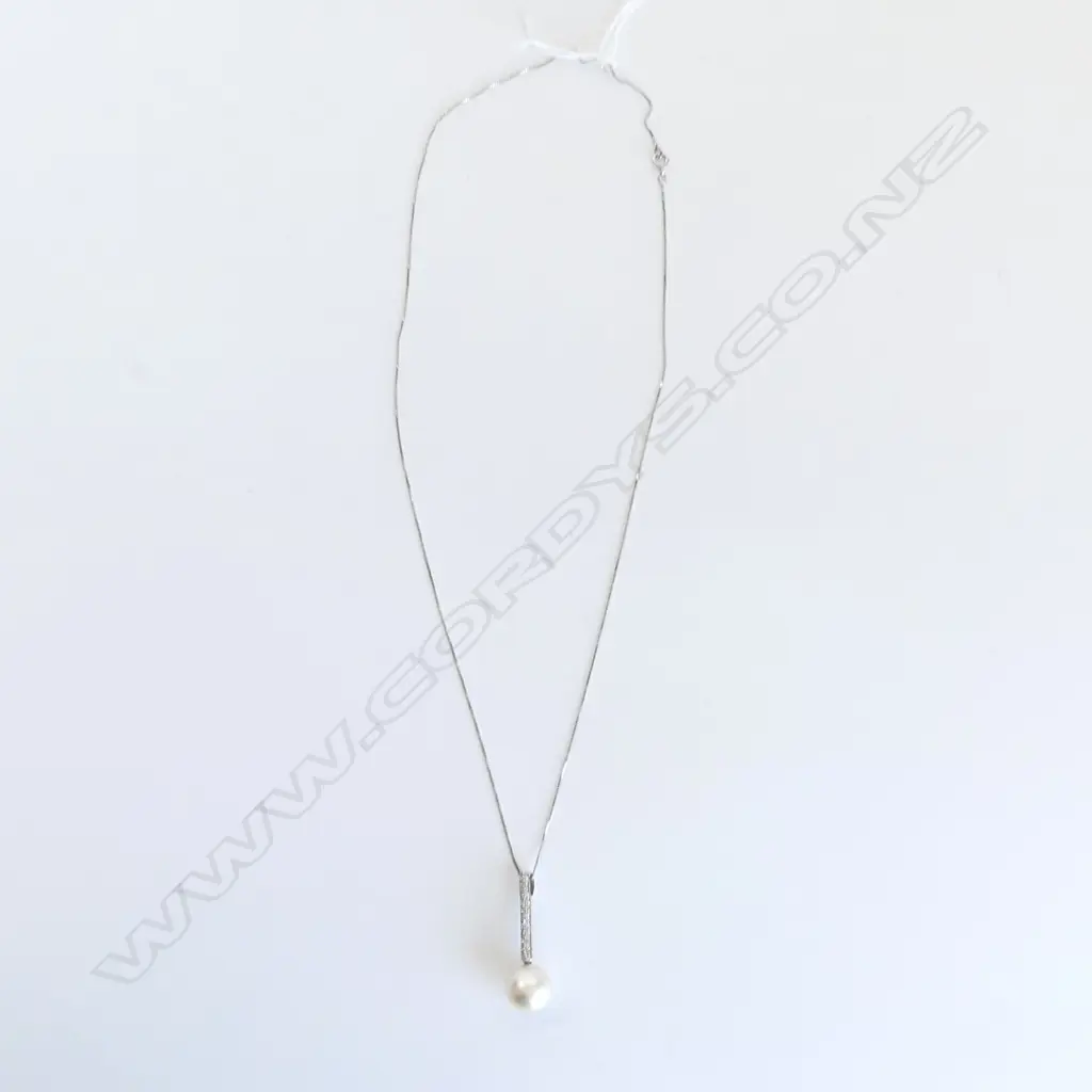 18CT WHITE GOLD SET PEARL & 0.38 DIAMOND PENDANT ON 9CT WHITE GOLD CHAIN 4.6GMS  Image 1++