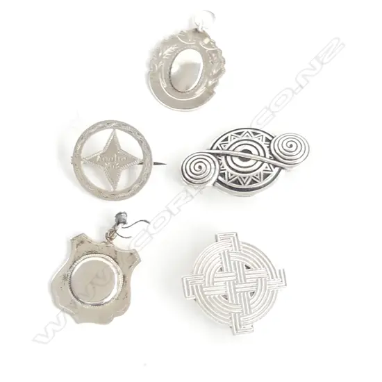  3 X SILVER BROOCHES AND 2 SILVER MEDALETTES.