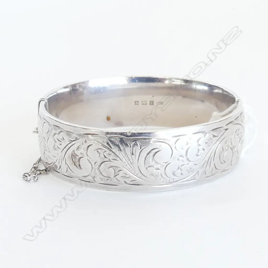WIDE BAND STG SILVER HINGED BANGLE, BIRMINGHAM 1962, 45.94GMS Image 1++